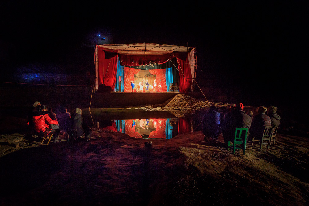 里的,有手机电脑等新型的娱乐方式,使得年轻人对落子戏演出无人问津