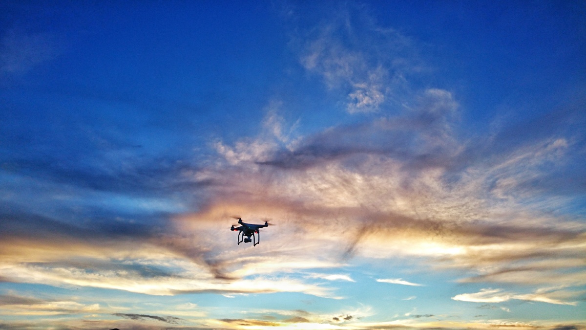 大疆首次取消新手模式, 高度不敢超过200米.相机素质一般.