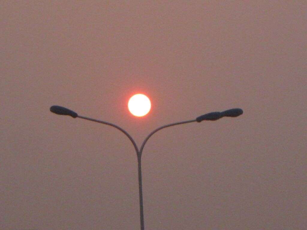 晨雾中托起的旭日