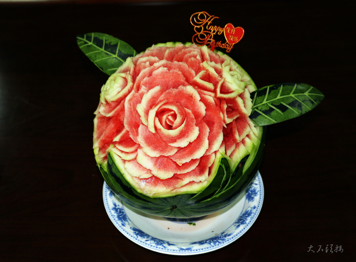 雕花的老汉威武雄壮,圆不隆冬的西瓜雕成花的模样