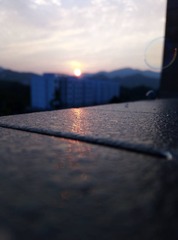 568228