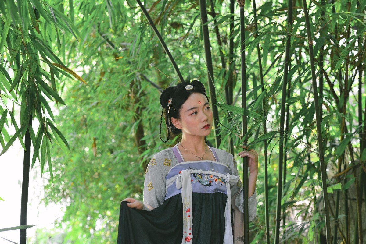 以“唐韵”为主题的古装人像。