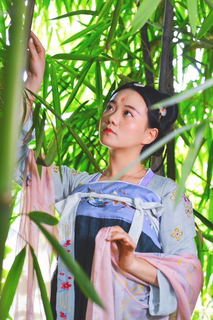 以“唐韵”为主题的古装人像。