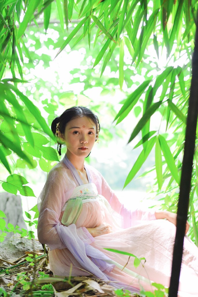 以“唐韵”为主题的古装人像。