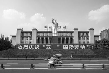 《广场标语》（组照31）2017年4月29日摄于成都天府广场