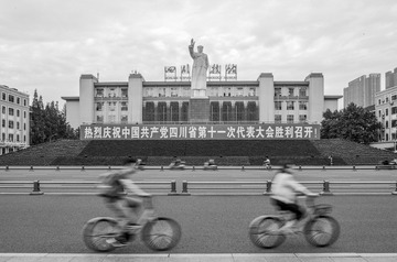 《广场标语》（组照32）2017年5月23日摄于成都天府广场
