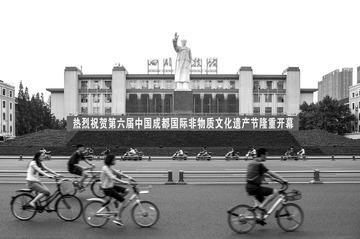 《广场标语》（组照33）2017年6月18日摄于成都天府广场