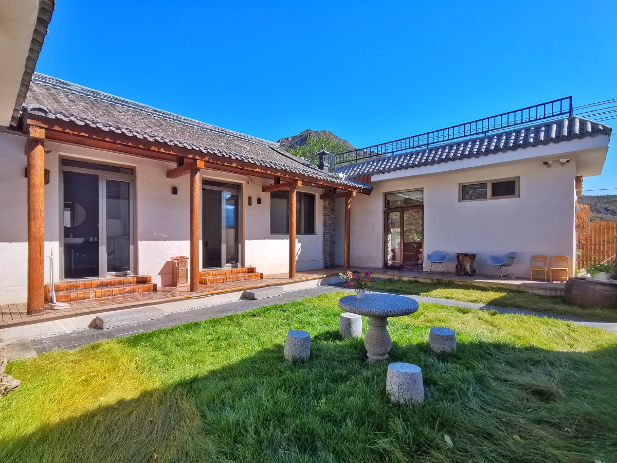 旺山庭院精致的民宿,群山环抱,两进小院,五间客房,户户冰箱加地暖.