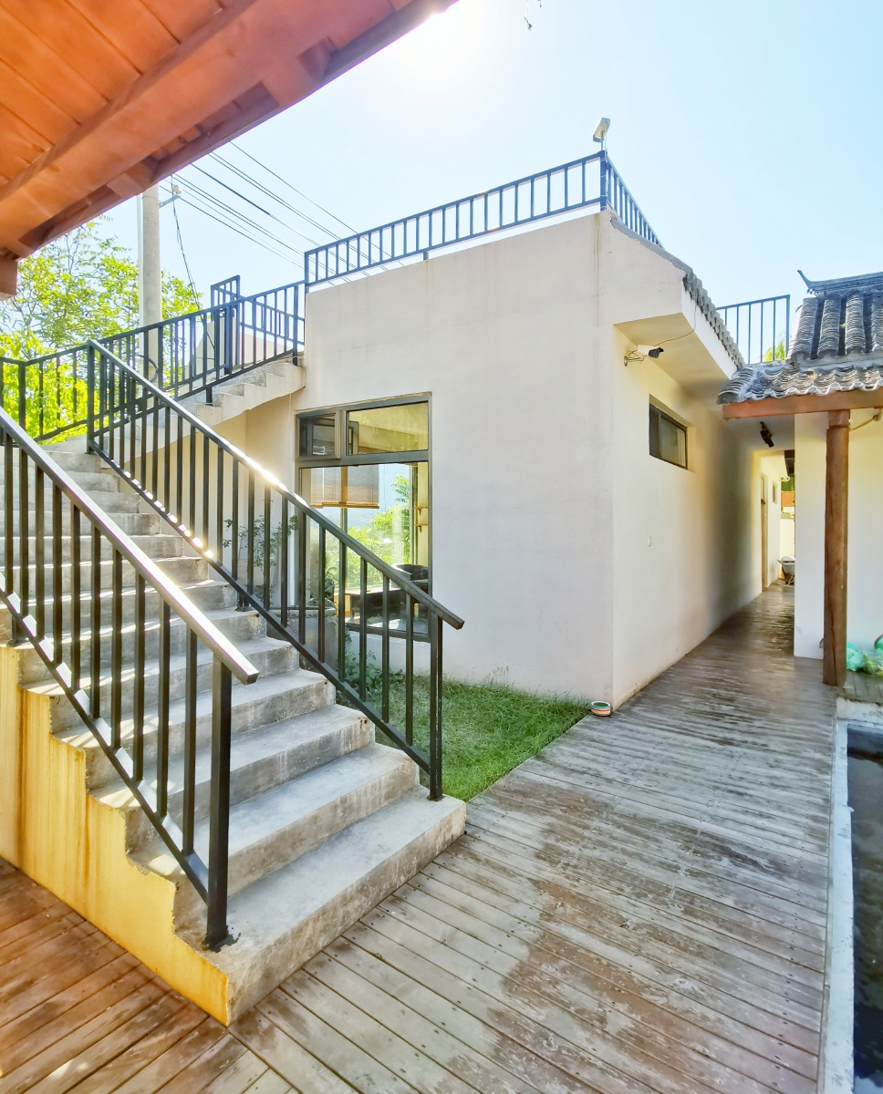 旺山庭院精致的民宿,群山环抱,两进小院,五间客房,户户冰箱加地暖.