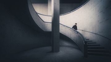 走下旋转楼梯的男人