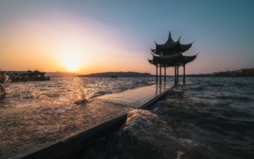 不安的西湖