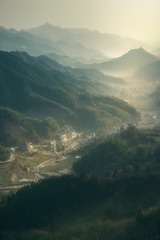 仙山隔云海 霞岭玉带连