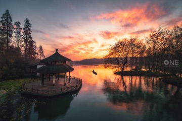 小舟从此逝 江海寄余生
