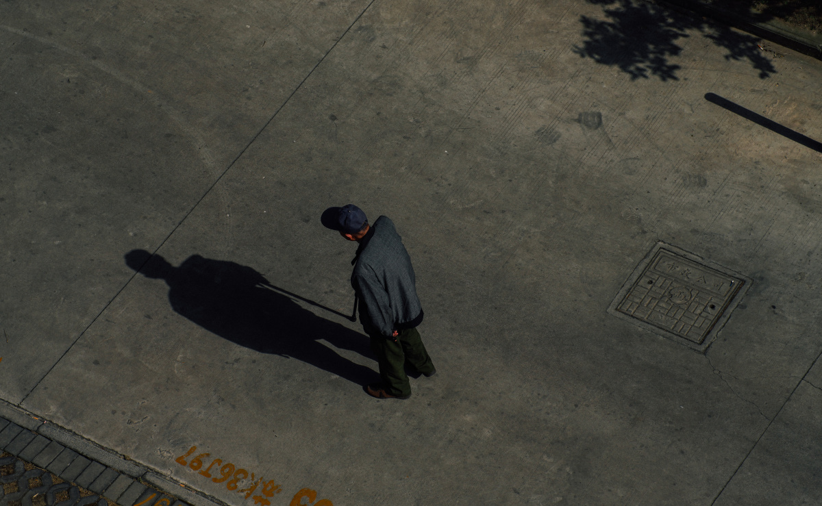 背对夕阳走向黑暗