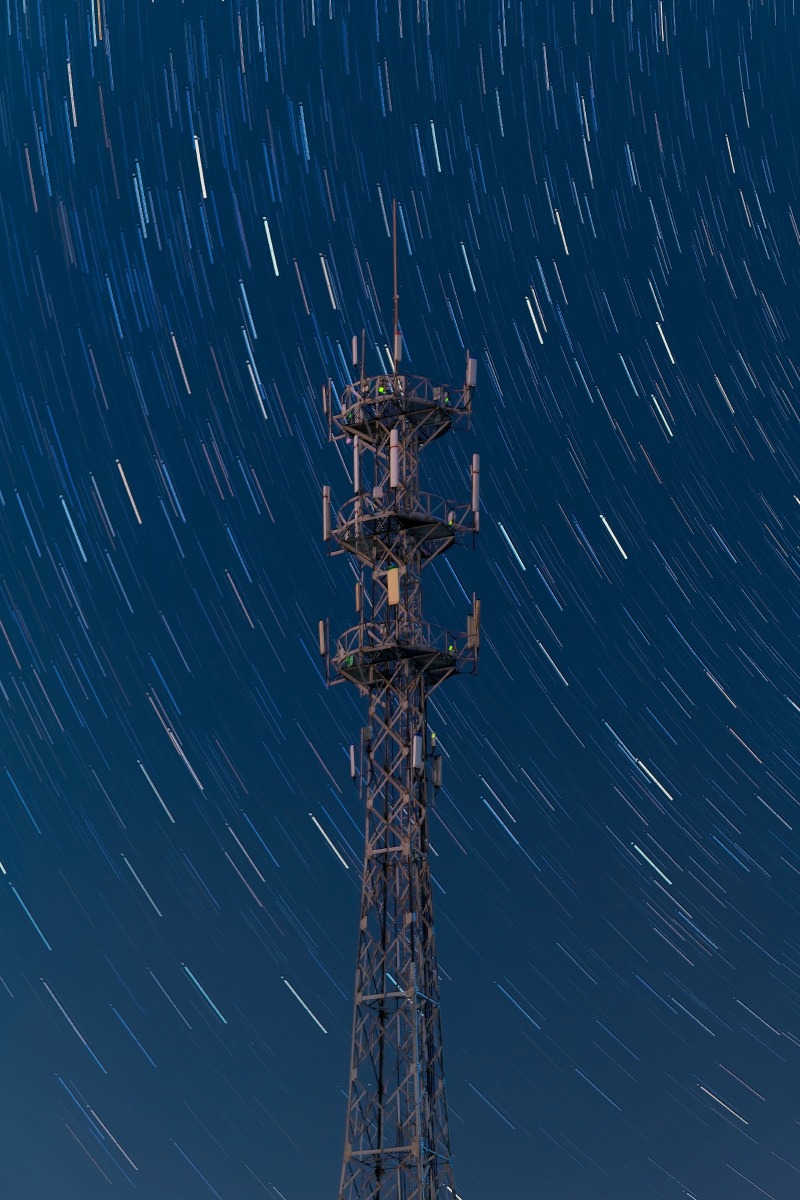 星空下的信号塔