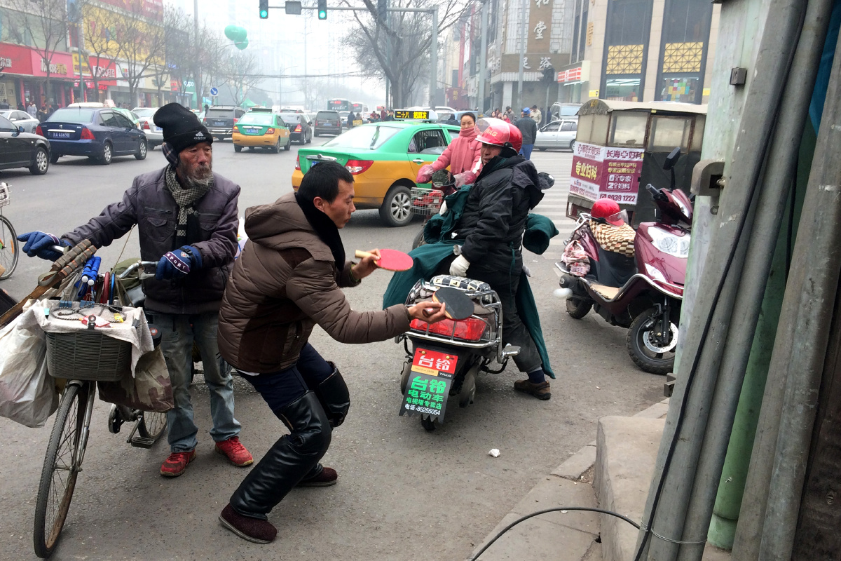 2016年1月30日,西安市东仪路上,一等客的摩的司机,双手左右开弓在路边