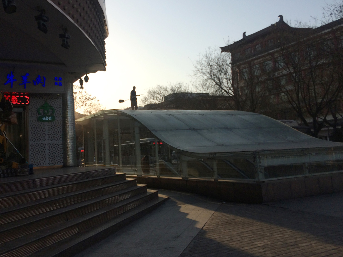 2016年3月27日,西安市西大街桥梓口十字路上地下通道顶上,清洁工打扫