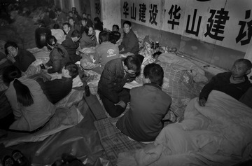 8.农民工夜宿街头讨欠薪