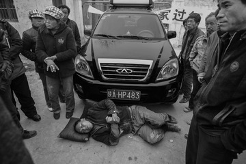 10.躺在老板车下讨薪