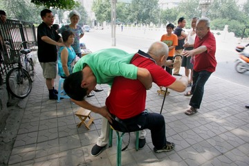 2007年6月25日，高钵岳为腰椎疾病的老人按摩