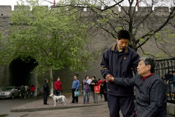 2008年4月12日，一位肩周痛的老年人，接受高钵岳按摩