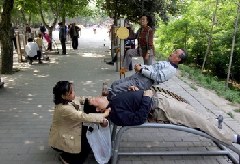 2008年5月13日，一位青年人接受按摩