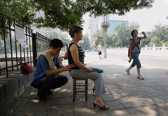 2008年8月8日，高钵岳为腰痛妇女按摩
