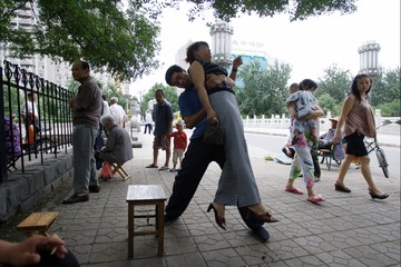 2008年8月9日，一位腰痛妇女接受高钵岳按摩
