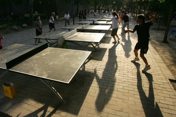 2008年8月23日，摄于西安市环城公园朱雀门与小南门段，现在这里的球台已移走1