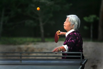 2009年5月1日，西安市环城西苑乒乓球台前，时年79岁的留醒华一拍又一拍的扣杀，使得对手应接不暇。