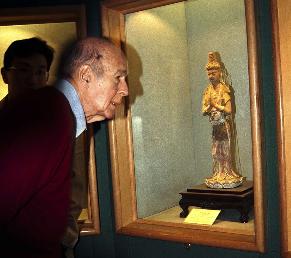 德斯坦很喜欢探究中国古代艺术,他在一尊精美的汉代陶塑前停留良久。