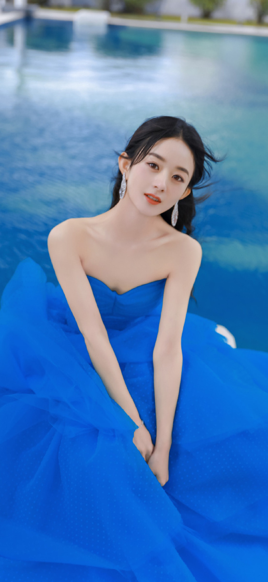 颖宝这一袭蓝色裙好美