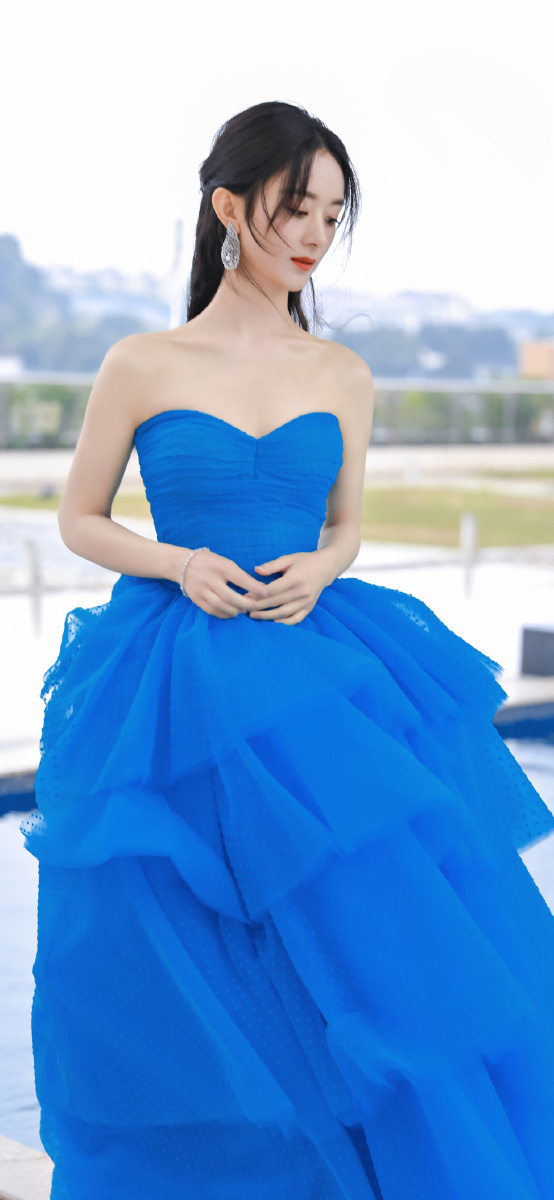 颖宝这一袭蓝色裙好美