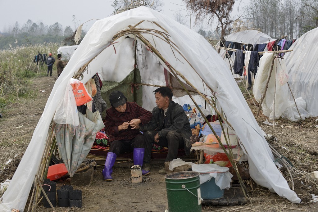 龙华江夫妇，64岁，湘西吉首市凤凰县腊尔山镇人，2014年11月在洞庭湖区收割芦苇，因为夫妻俩去年遭遇到欠薪，尽管最终拿到了工钱，老俩口2015年留在家里务农，没再外出（拍摄于2014年）
