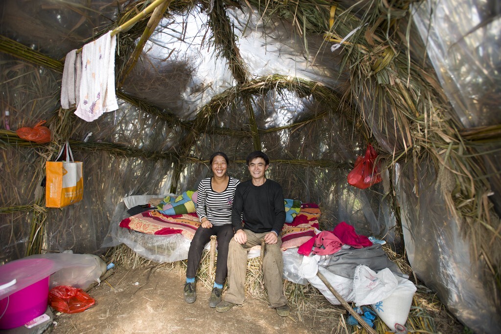 吴先城，31岁，刘元娇，26岁，贵州松桃苗族自治县正大乡塘边村人，希望砍芦苇挣到钱回家过个好年（拍摄于2015年）