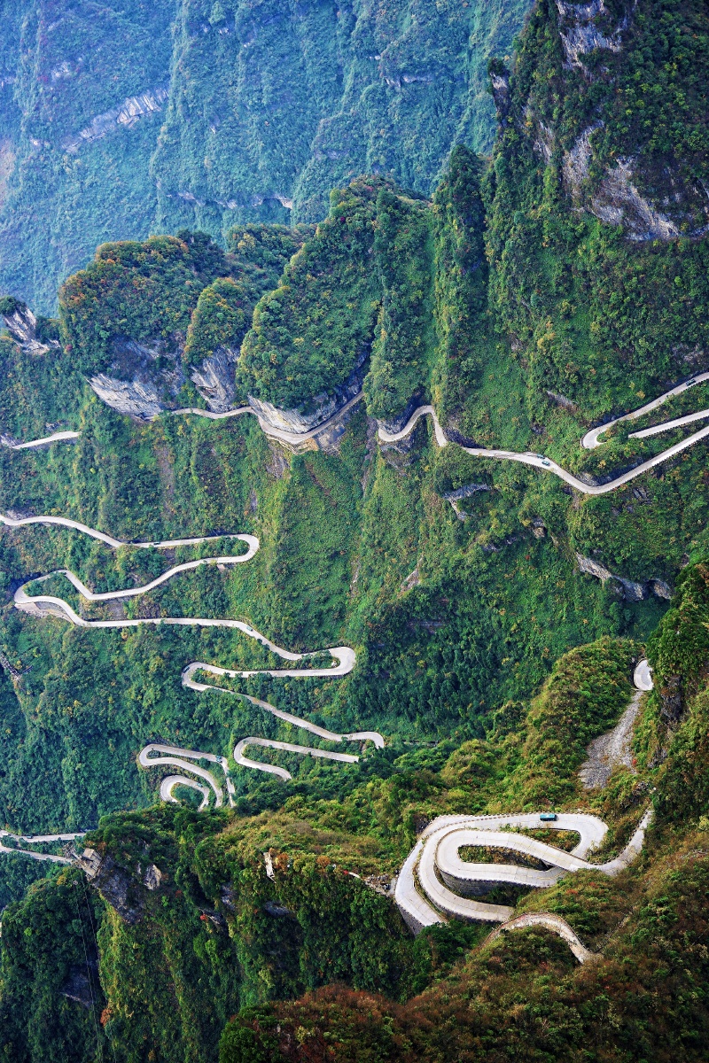 山路弯弯拍摄于张家界天门山