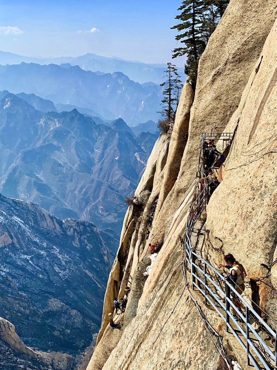 华山长空栈道——是华山著名的险道之首.