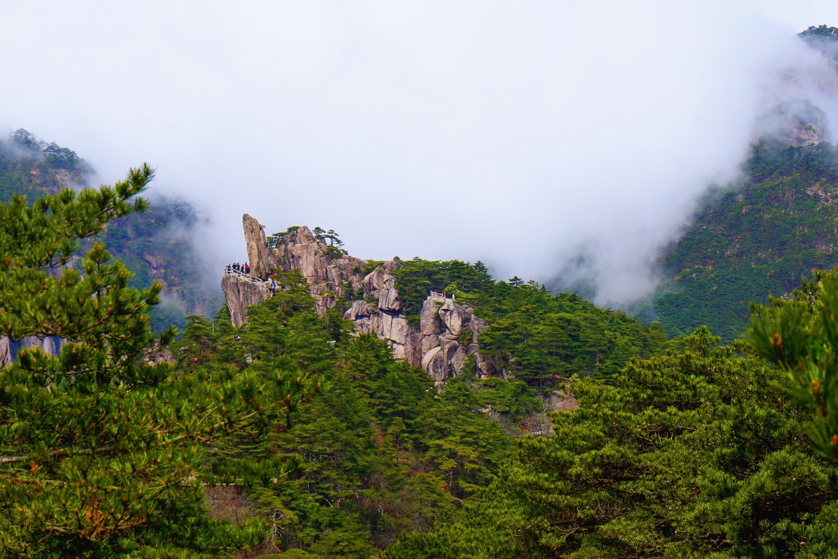 远观飞来石黄山风光