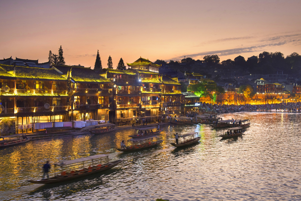 湘西凤凰古城(组照)之(2):沱江泛舟 郑坤 摄    时间:2015.10.