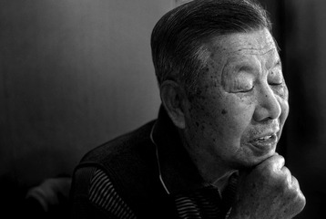 3,, 我默默地看着、想着父亲的变化，看着父亲逐渐衰老，心里别提有多难受。时光不老，我希望父亲一辈子幸福安康，等我们真正不再让他操心了，那时可能我们就成了父亲的骄傲。
