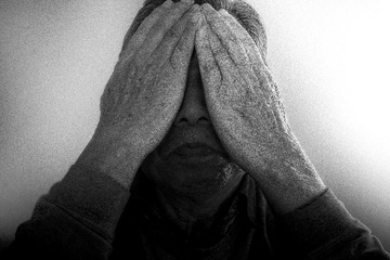 7,  多少年，无论是生活的苦难，还是我们的叛逆。无论是疾病的折磨，还是环境的考验。世间百态，人生百味，父亲泰然走过，坦然面对，我从来没见他低过头，弯过腰，更没见过他的眼泪。