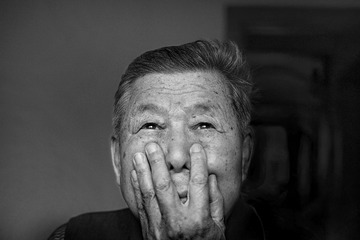 23,  曾几何时，你也想过父母老去的模样？父母看着你的出生到长大成人，你是否愿意陪伴他们的老去？