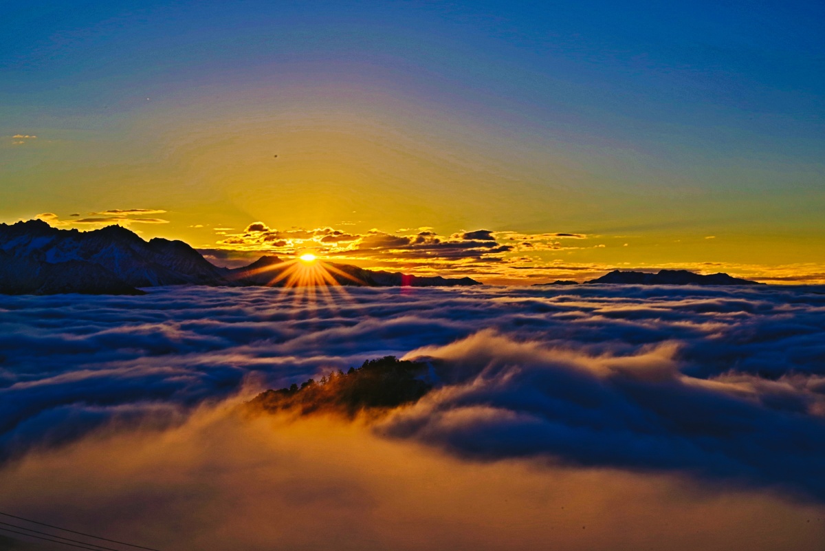 达瓦更扎云海日出 - 风影悠然 - 图虫