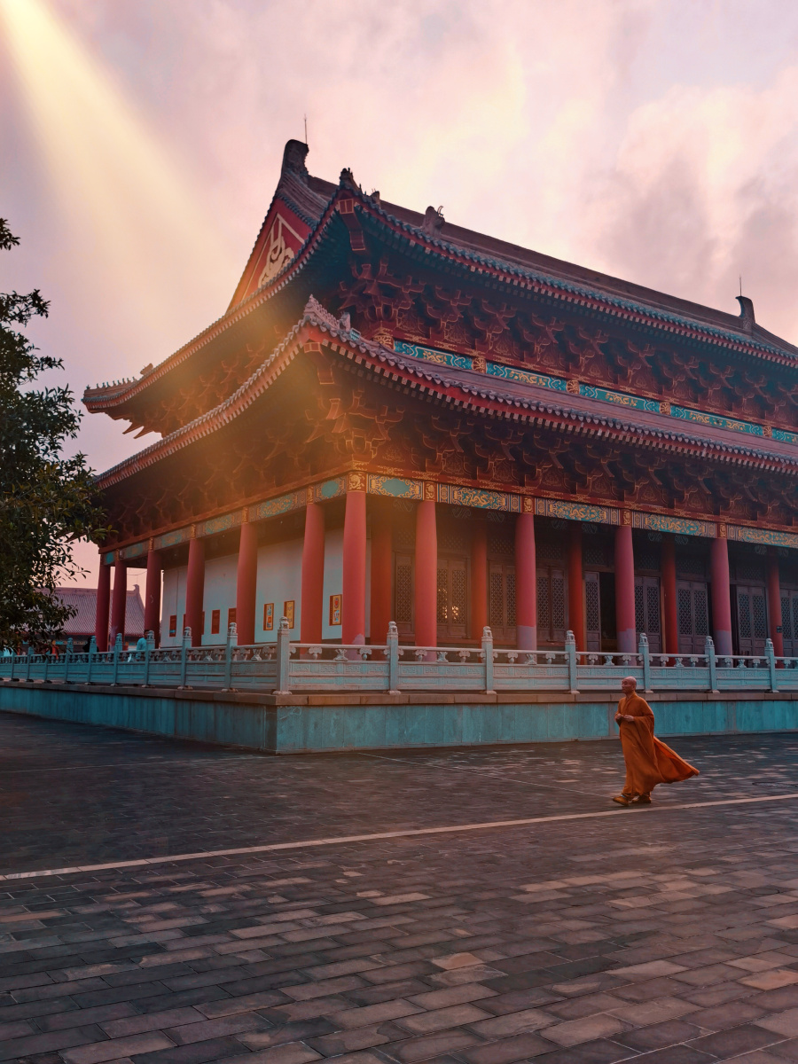 海南的冬天依然温暖一位和尚从寺庙走过