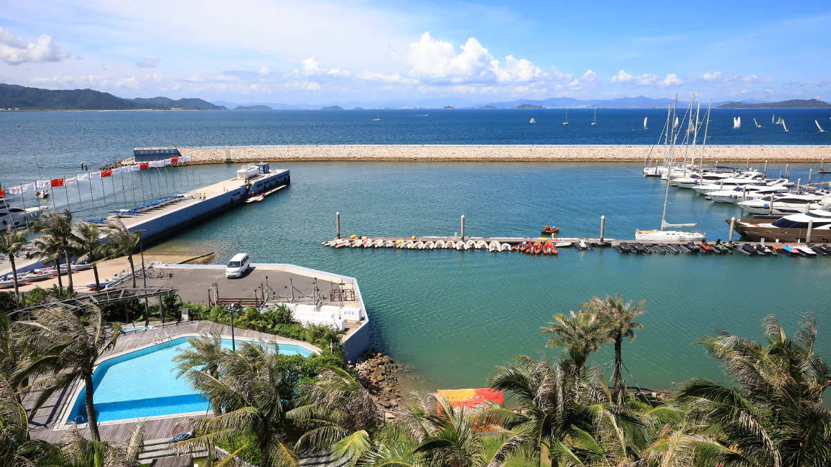 万科浪骑游艇会位于深圳南澳的大鹏半岛大亚湾海域素有中国最美的八大
