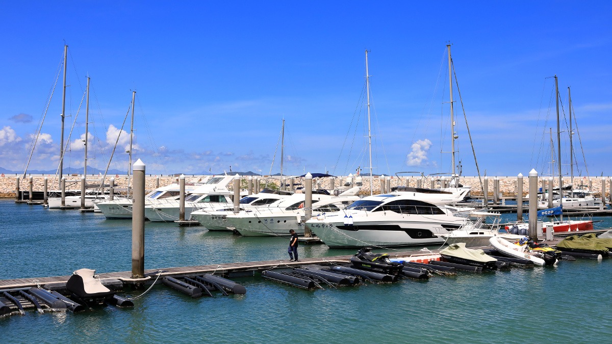 万科浪骑游艇会位于深圳南澳的大鹏半岛大亚湾海域素有中国最美的八大