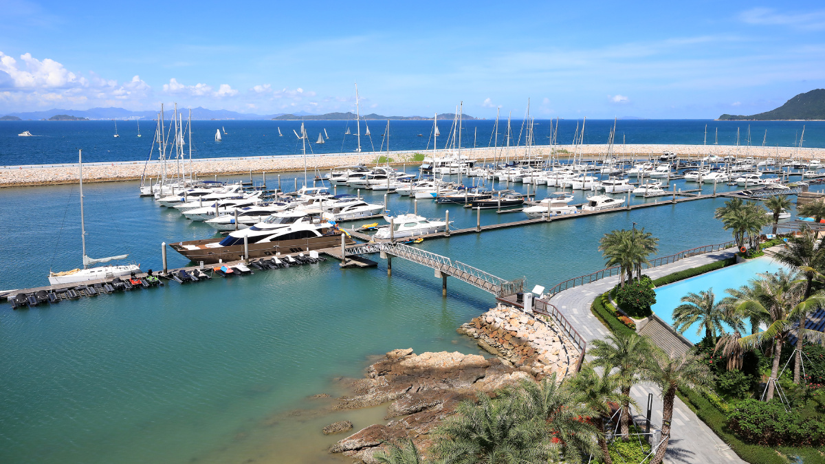 万科浪骑游艇会位于深圳南澳的大鹏半岛大亚湾海域素有中国最美的八大