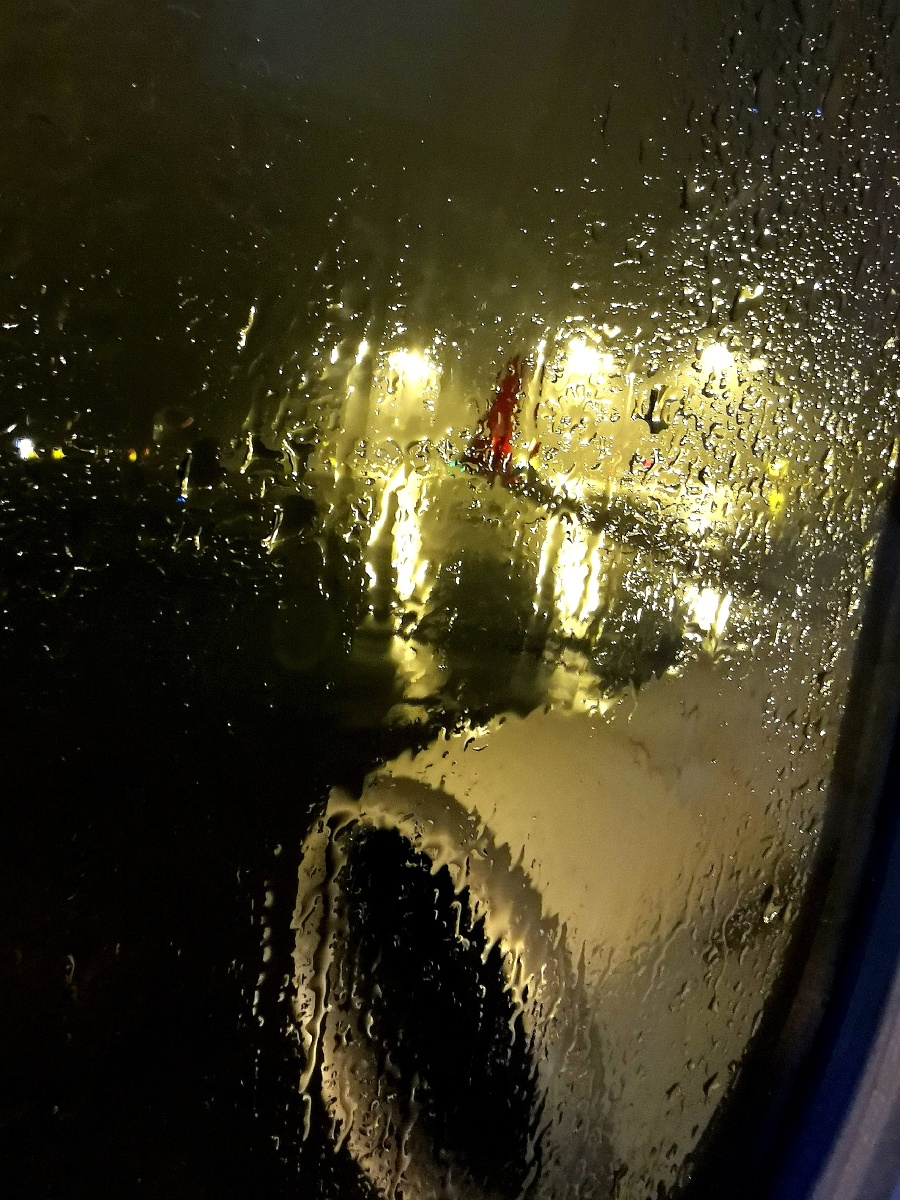 雨夜出航,拍摄浦东机场雨夜出航,两名地勤人员在雨中为飞机放行挥手.