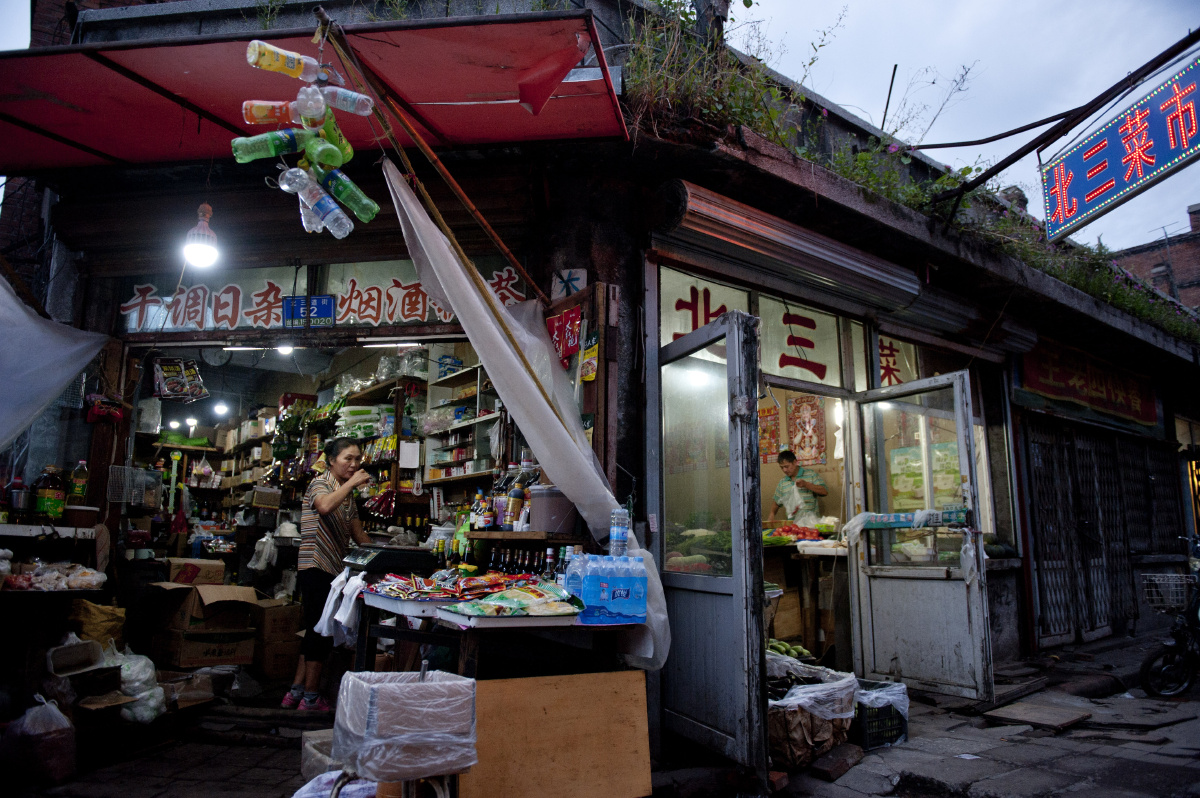 2015年8月24日,哈尔滨道外区北三道街市场,张姐与陈哥的摊位是邻居