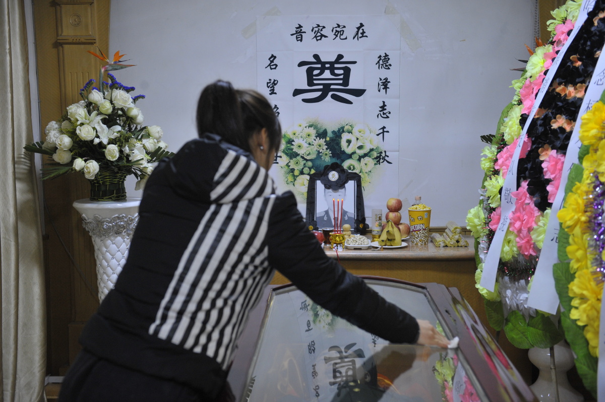 2015年1月4日,哈尔滨西华苑殡仪馆,得知男友牺牲的消息,她的女朋友从